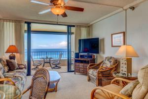 Una sala de estar con vista al mar. en Maui Kai 801, en Kahana