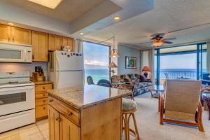 cocina y sala de estar con vistas al océano en Maui Kai 801, en Kahana