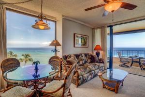 una sala de estar con un sofá y una mesa en Maui Kai 801, en Kahana