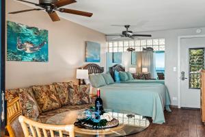 un salon avec un lit et un canapé dans l'établissement Noelani 214, à Kahana