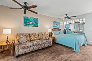 une chambre avec un lit et un canapé dans l'établissement Noelani 214, à Kahana