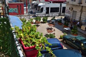 un balcone con piante sul retro di un camion di Happie Casa Stazione Centrale a Palermo