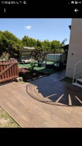a backyard with a wooden deck and a building at יחידות נופש ואירוח שרונה בגבעת אבני in Giv'at Avni