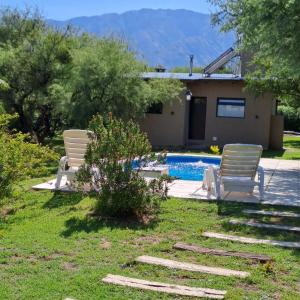 2 sillas y una piscina en un patio en Cabañas Altos de San Blas en San Javier