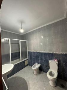 Kylpyhuone majoituspaikassa Vaste appartement au centre de Tetouan