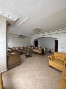 een grote woonkamer met banken en een tafel bij Vaste appartement au centre de Tetouan in Tetouan