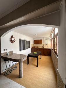 een woonkamer met een tafel en een keuken bij Vaste appartement au centre de Tetouan in Tetouan