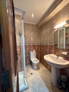得土安的住宿－Vaste appartement au centre de Tetouan，浴室配有卫生间、盥洗盆和淋浴。