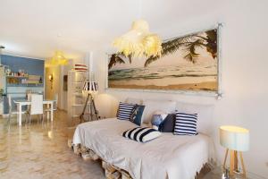 - une chambre avec un lit et une peinture murale dans l'établissement Casa Siryo, à Castillo del Romeral