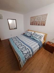 sypialnia z łóżkiem z kołdrą i poduszkami w obiekcie Caveromane w Puli