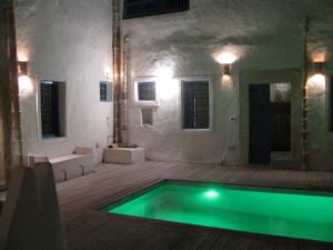 a bathroom with a swimming pool in the middle at Dar Michèle Djerba in Houmt Souk