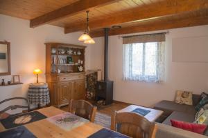 a living room with a table and a couch at Dom nad jeziorem Granicznym in Stary Żabin