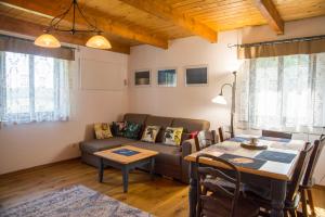a living room with a couch and a table at Dom nad jeziorem Granicznym in Stary Żabin