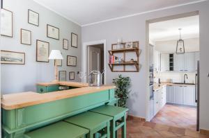 una cocina con una isla verde en una habitación en MONFERRATO HILLS Charming Garden Villa, en Vignale