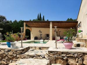 Piscina de la sau aproape de Villa charmante à Mérindol avec piscine privée