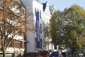 un edificio con un cartel en el costado en a&o Hamburg Reeperbahn en Hamburgo