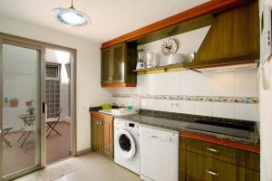 eine Küche mit Waschmaschine und Trockner in der Unterkunft Residencial Sol Suite in Telde