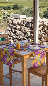 B&B Borgo Monacizzo في Monacizzo: طاولة مع قطعة قماش ملونة عليها