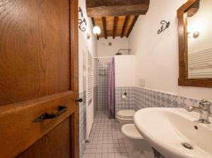 A bathroom at Villa Toscana La Mucchia