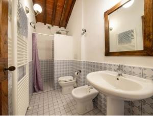 A bathroom at Villa Toscana La Mucchia