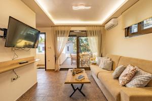 TV a/nebo společenská místnost v ubytování Natura Suites