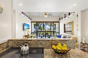 una cocina con fregadero y un bol de fruta en Maui Vista 2413, en Kihei