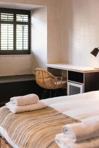 ein Schlafzimmer mit einem Bett mit Handtüchern darauf in der Unterkunft StayLagom in Ballycastle