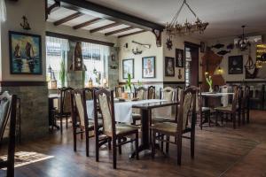 un comedor con mesas y sillas en un restaurante en Zajazd Avena, en Krokowa