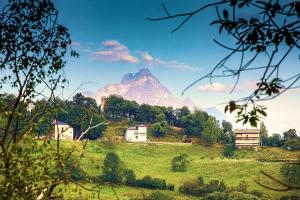 een berg in de verte met huizen in een veld bij VILLA FELICE_UNESCO ALPS AREA in Verzuolo