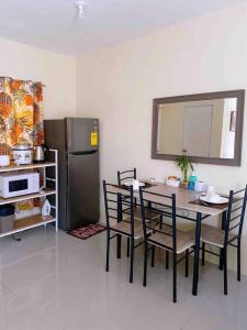 Kuchyň nebo kuchyňský kout v ubytování A comfy retreat in the heart of Orani, Bataan