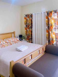 En eller flere senge i et værelse på A comfy retreat in the heart of Orani, Bataan