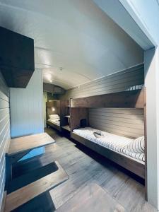 2 letti a castello in una camera con pavimenti in legno. di Gullingen Turistsenter a Gullingen