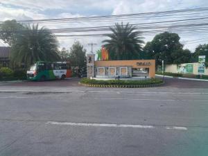 un autobús estacionado al lado de un edificio con un autobús en A comfy retreat in the heart of Orani, Bataan en Orani