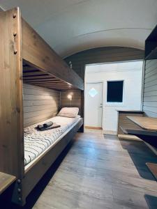 a bedroom with a bunk bed in a room at Gullingen Turistsenter in Gullingen