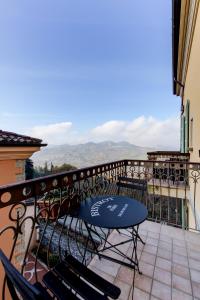 eine Terrasse mit einem Tisch und Stühlen auf dem Balkon in der Unterkunft Oste del Castello Wellness & Bike Hotel in Verucchio