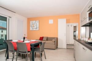 a kitchen and dining room with a table and chairs at Camelot Red - Appartamenti in Verona