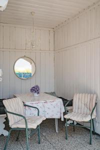 ein Esszimmer mit einem Tisch und 2 Stühlen in der Unterkunft Villa Fernblick in Velden am Wörthersee
