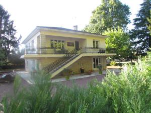 una casa amarilla con una escalera delante de ella en gîte de la Claveille en Bergerac