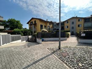 un poste en medio de un patio con casas en Appartamento Mimosa - Immobili e Soluzioni Rent, en Brembate