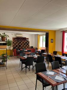 a restaurant with tables and chairs in a room at LE CHILL in Moliets-et-Maa