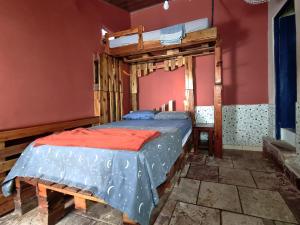 a bedroom with a bunk bed in a room at Chapada Backpackers Hostel Agência in Lençóis