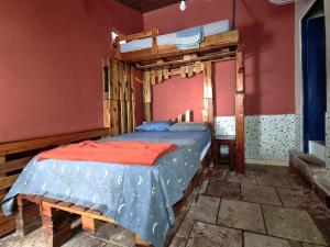 1 dormitorio con 1 litera en una habitación en Chapada Backpackers Hostel Agência, en Lençóis