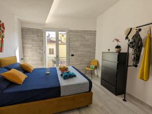 um quarto com uma cama azul e uma cómoda em Santeria Modern Loft em Tortolì