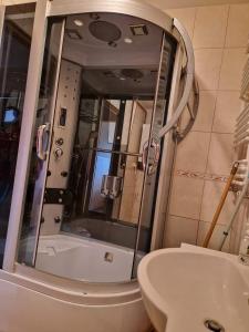 Apartament u Margherity في أنسكو: حمام مع دش ومرحاض ومغسلة