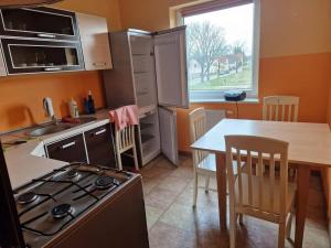 Apartament u Margherity في أنسكو: مطبخ مع موقد وطاولة ومطبخ مع نافذة