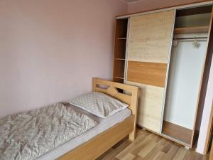 Apartament u Margherity في أنسكو: غرفة نوم صغيرة بها سرير ونافذة