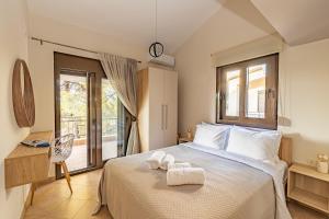 Postel nebo postele na pokoji v ubytování Natura Suites