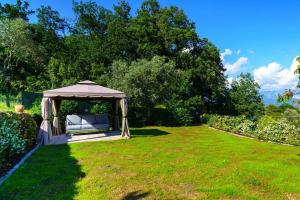 un cenador en medio de un patio en I Brichi, un paradiso immerso nella natura., en Lerici