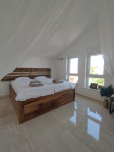 sypialnia z dużym łóżkiem w pokoju z oknami w obiekcie Mandre Duplex Apartment w mieście Mandre