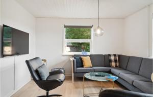 - un salon avec un canapé et une table dans l'établissement 3 Bedroom Awesome Home In Spttrup, à Spottrup